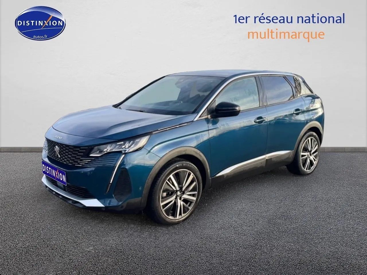 Peugeot 3008 hybride bleu en 3/4 avant droit, avec calandre noire et jantes alliage distinctives.