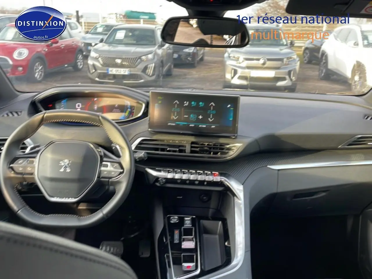 Vue intérieure du tableau de bord et volant cuir multifonction du Peugeot 3008 hybride 2024, avec écran tactile central.