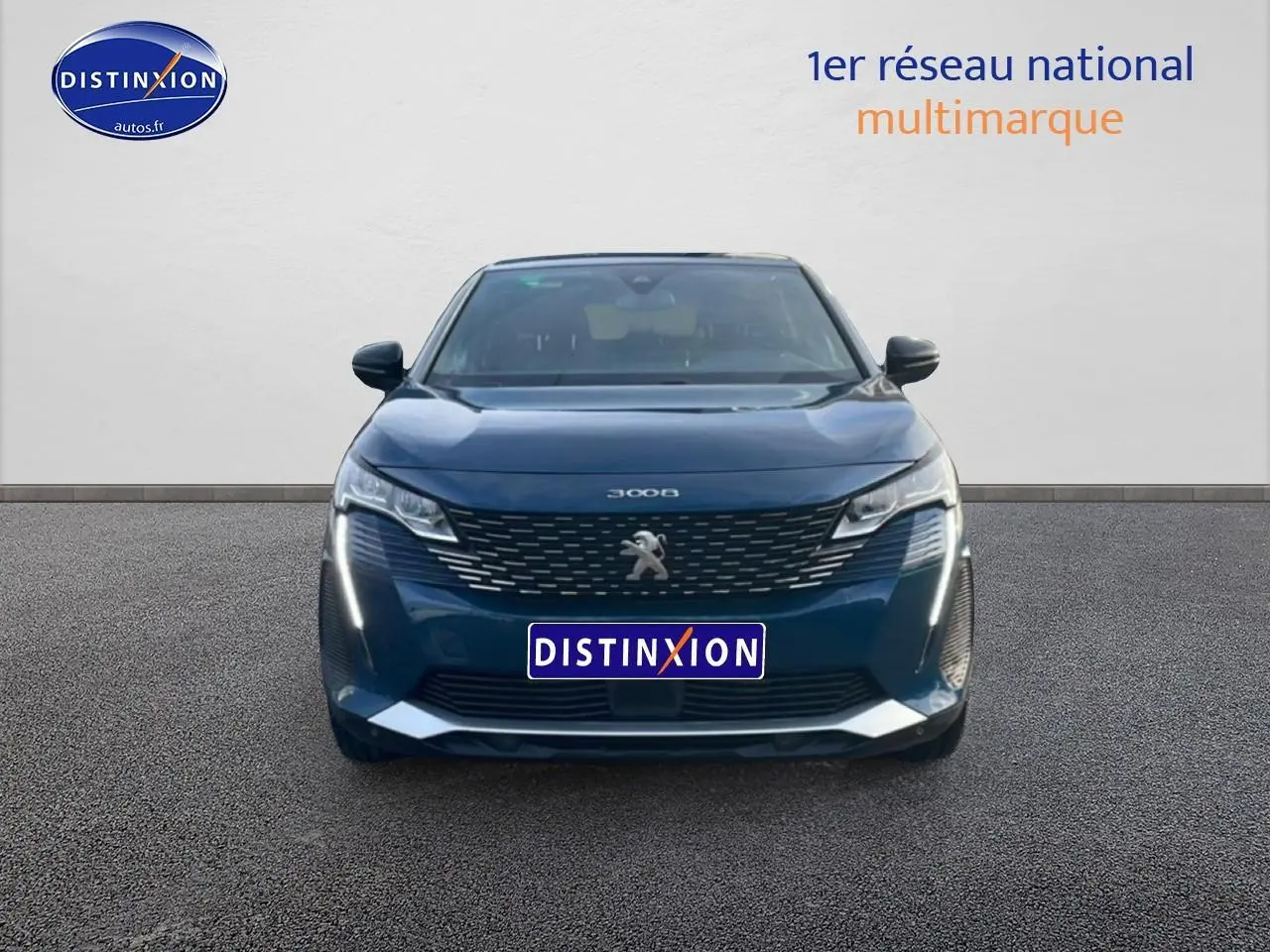 Vue frontale d’un Peugeot 3008 bleu 2024 avec calandre chromée et feux LED allumés.