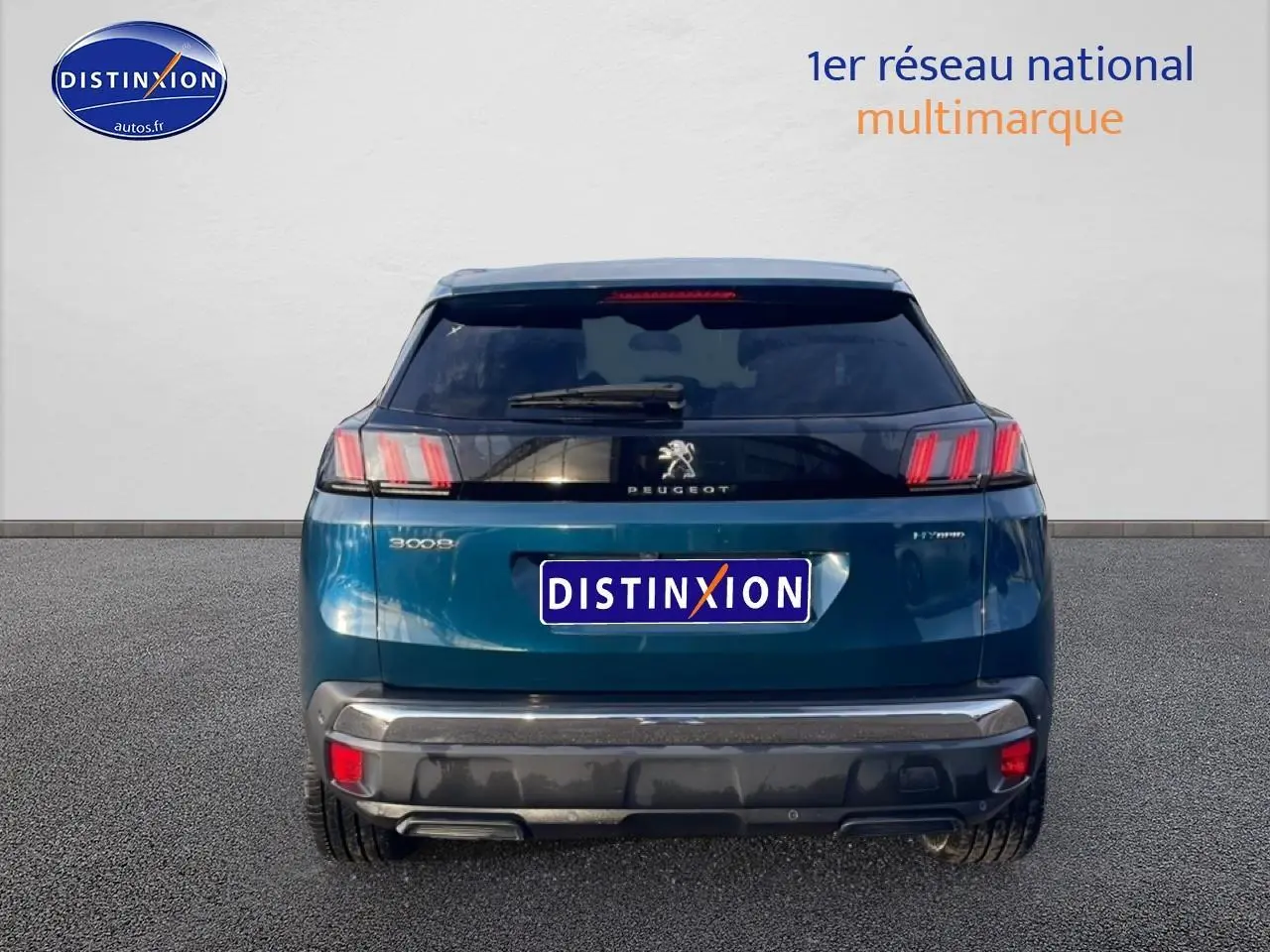 Vue arrière d’un Peugeot 3008 bleu 2024 avec feux LED et logo distinctif sur fond clair.