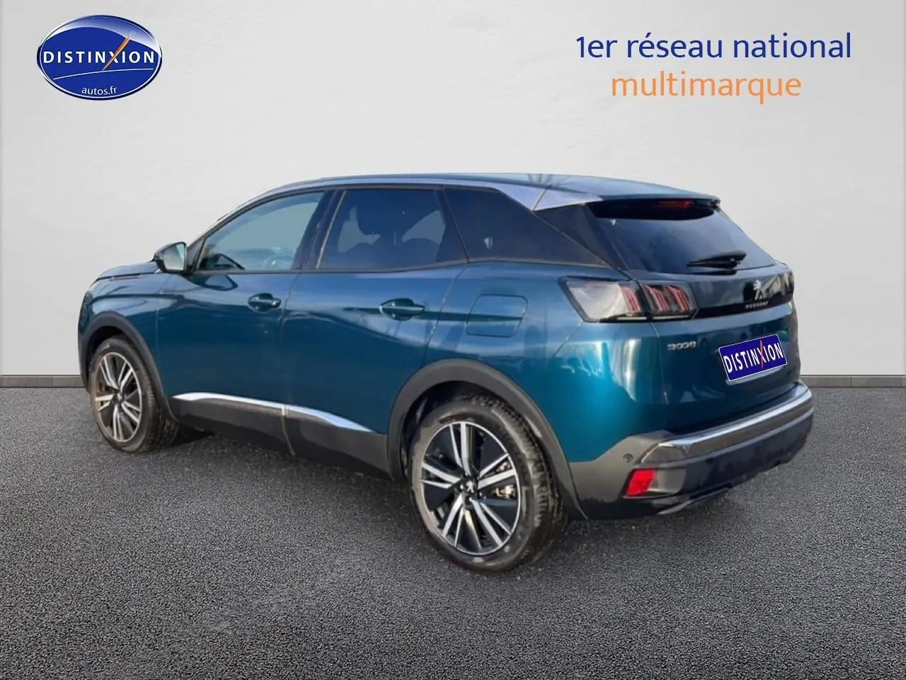 Peugeot 3008 bleu en vue 3/4 arrière droit, avec jantes alu et feux arrière à LED distinctifs.