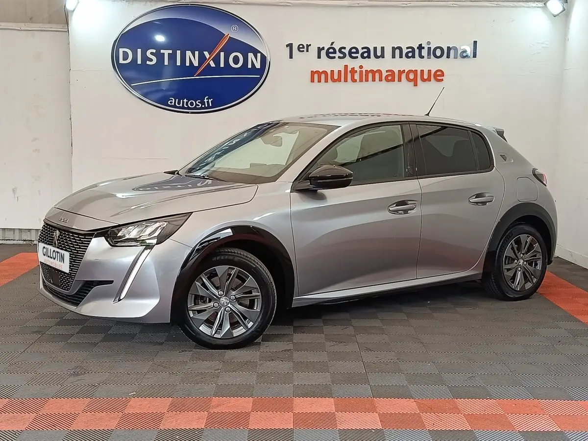 Peugeot 208 Electrique Roadtrip gris clair vue de profil côté gauche, avec phares LED et jantes alliage.