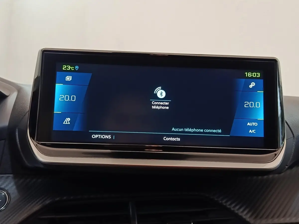 Écran tactile central de 10 pouces affichant la climatisation et la connexion Bluetooth dans une Peugeot 208 électrique gris clair.