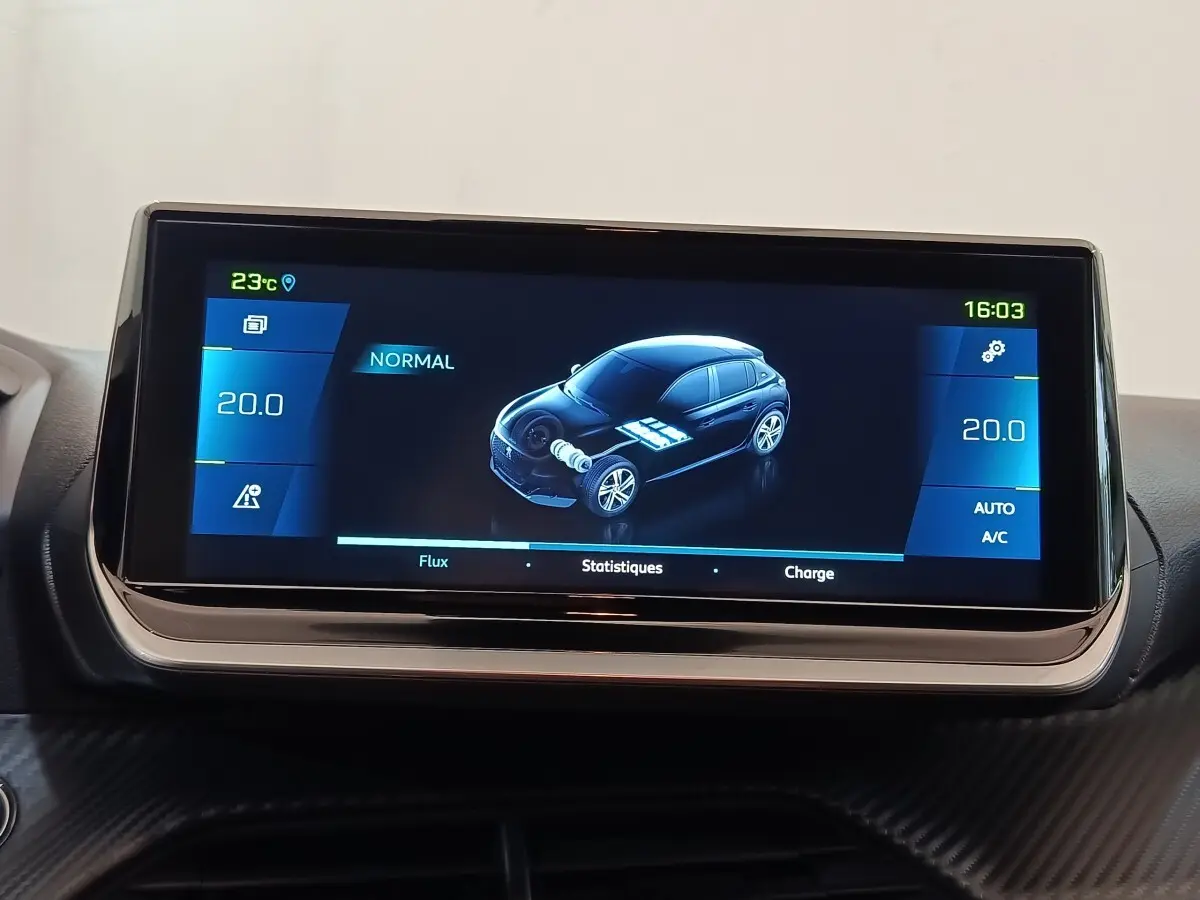 Écran tactile central affichant la consommation électrique et la température intérieure à 20°C dans une Peugeot 208 Electrique gris clair.