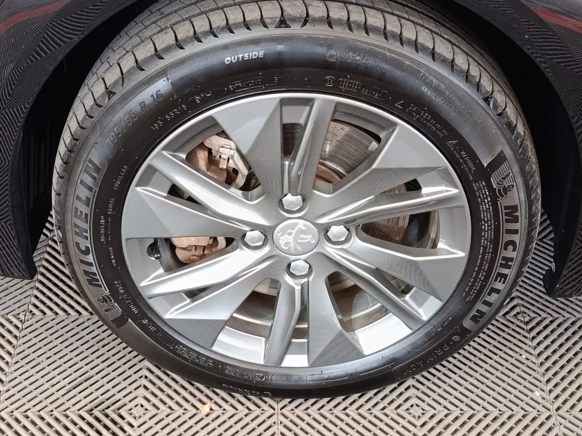 Gros plan sur la jante grise argentée de la Peugeot 208 Electrique ROADTRIP avec pneu Michelin visible.