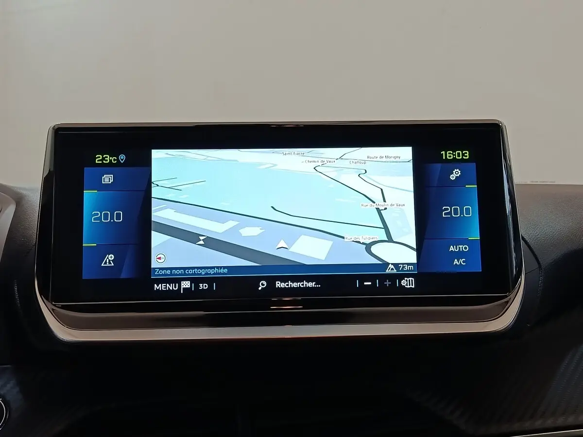 Écran tactile central de navigation 10 pouces dans l'habitacle du Peugeot 208 Electrique Roadtrip gris clair.