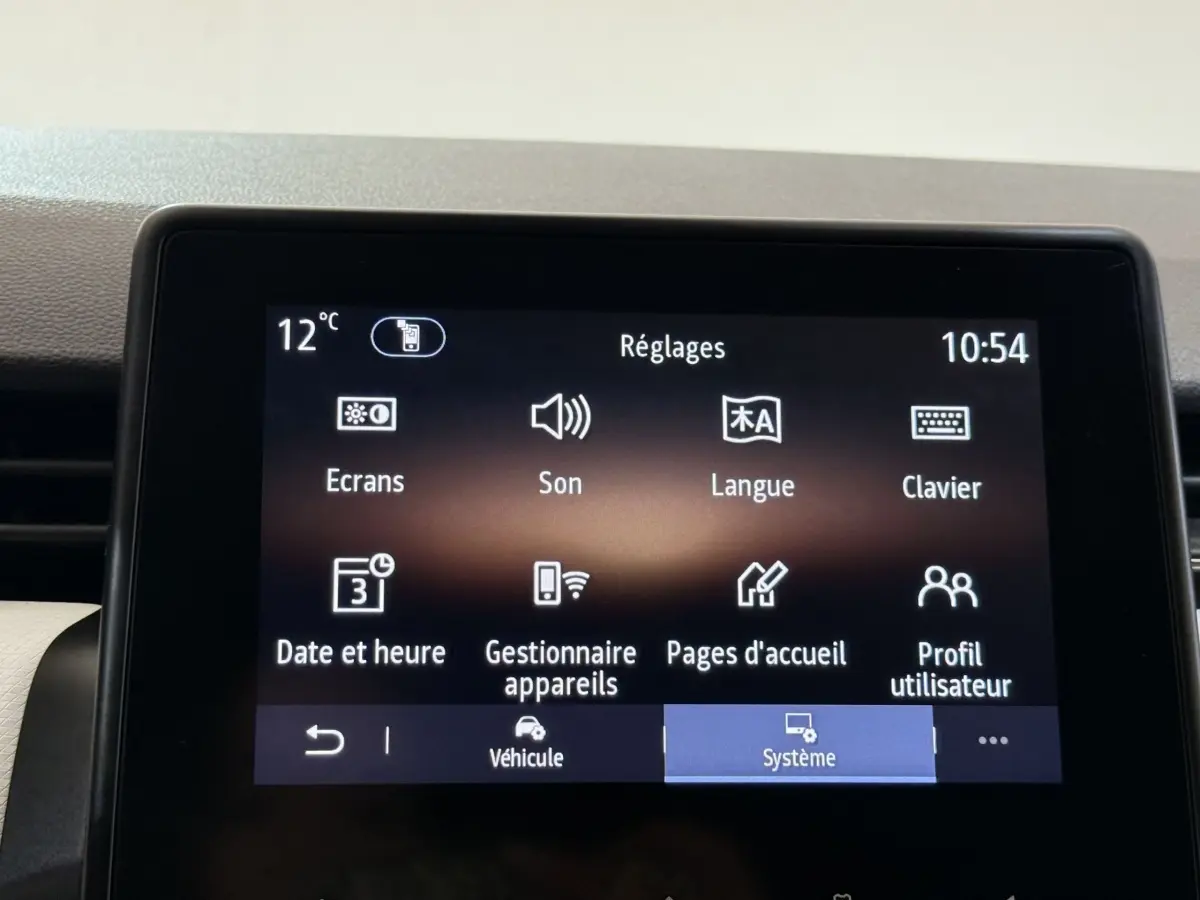 Écran tactile central de la Renault Clio blanche Evolution TCe 100 GPL affichant le menu Réglages.