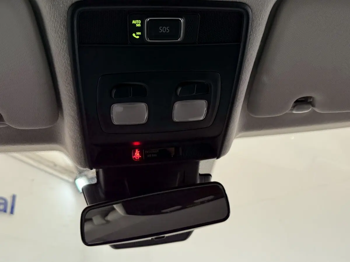 Vue intérieure du plafonnier et rétroviseur central de la Renault Clio blanche Evolution TCe 100 GPL 2023.