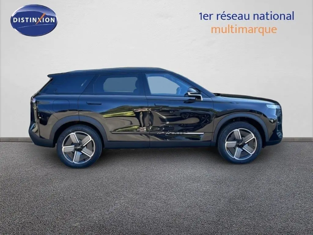 Vue de profil côté gauche du SUV JAECOO J7 noir carbone métal avec jantes modernes et lignes épurées.