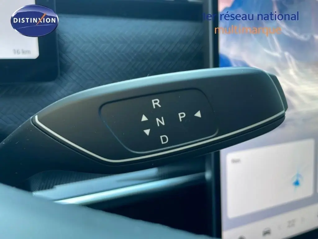 Gros plan sur la commande de boîte automatique du JAECOO J7 1.5 TGDI PHEV, intérieur noir avec écran tactile visible.