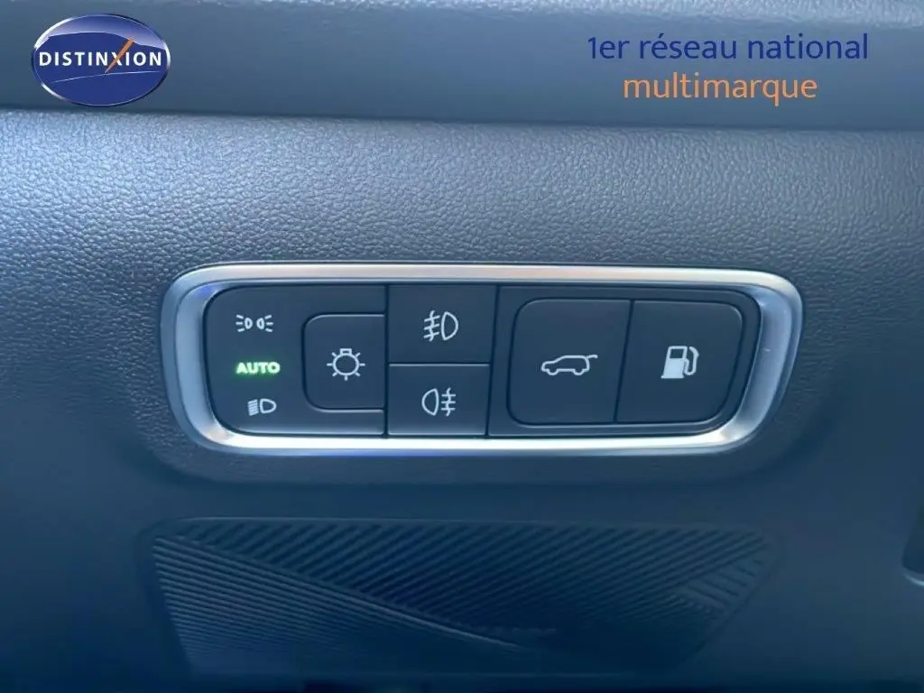 Panneau de commandes des feux et ouverture de coffre sur JAECOO J7 noir carbone, vue rapprochée intérieure.