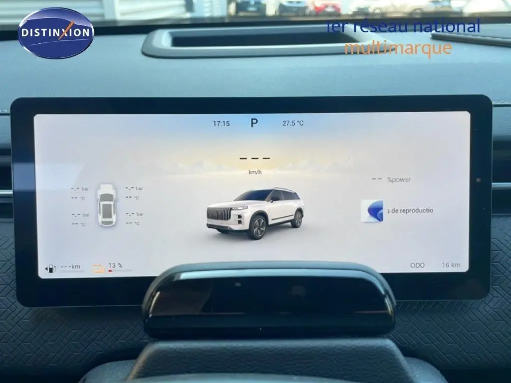 Écran numérique intérieur montrant une représentation 3D blanche du SUV JAECOO J7 en vue de profil côté gauche.