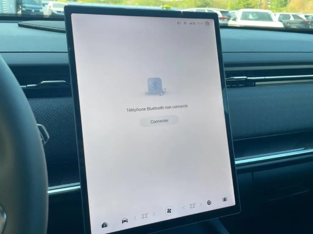 Vue intérieure centrée sur l'écran tactile vertical du tableau de bord du JAECOO J7 noir carbone, affichant la connexion Bluetooth.