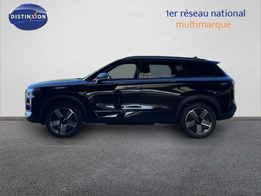 Vue latérale droite du SUV JAECOO J7 noir carbone métal, soulignant ses lignes modernes et ses jantes distinctives.