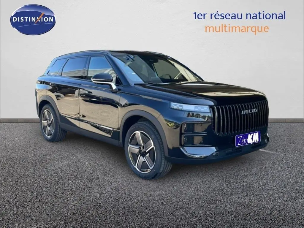 SUV JAECOO J7 noir carbone métal en 3/4 avant droit, avec calandre verticale marquée et jantes modernes.