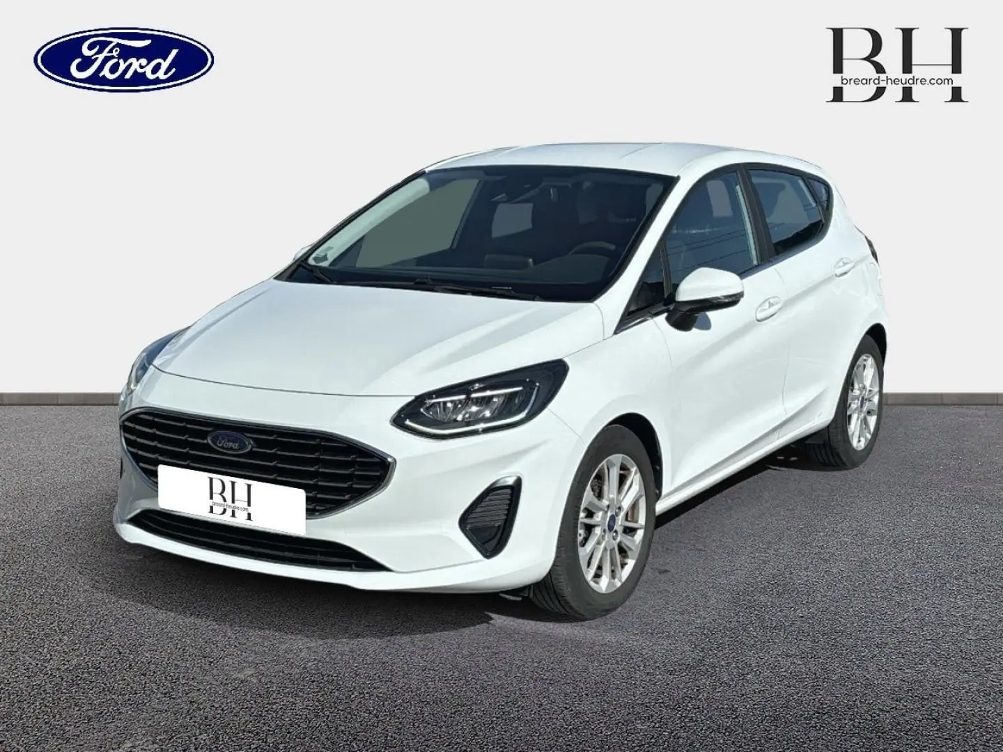 Ford Fiesta blanc glacier vue 3/4 avant droit avec calandre noire et jantes alu brillantes.