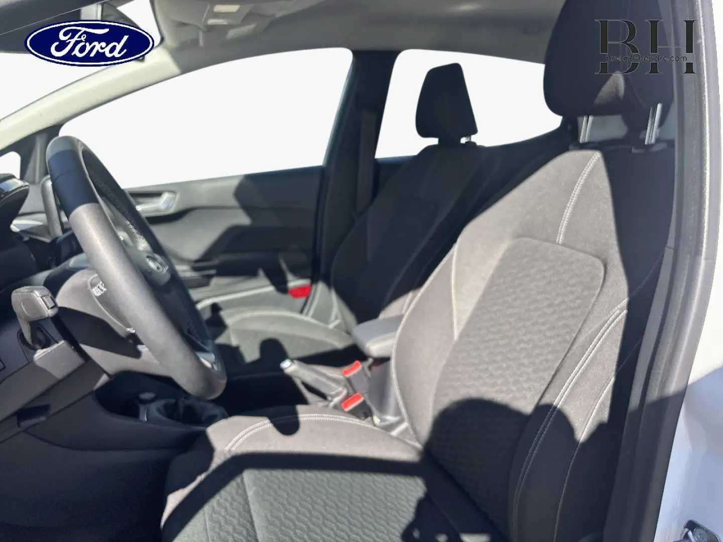 Vue intérieure côté conducteur de la Ford Fiesta 2023, montrant les sièges en tissu noir Kasbah et le volant cuir.