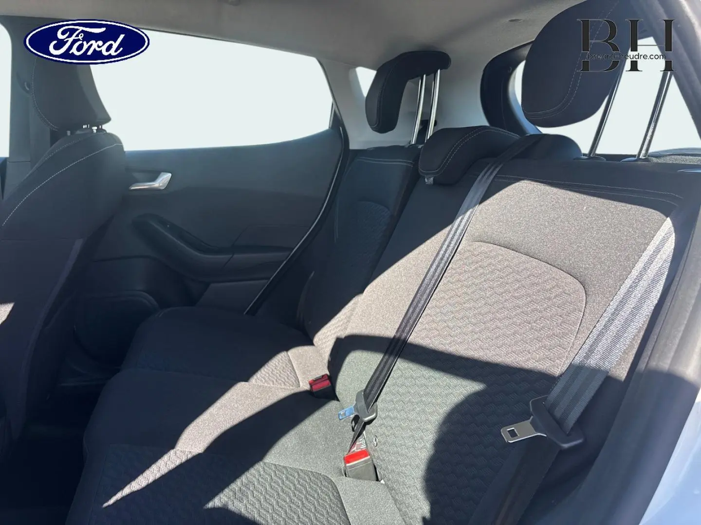 Vue intérieure arrière côté droit montrant la banquette tissu noir Kasbah de la Ford Fiesta blanc Glacier 2023.