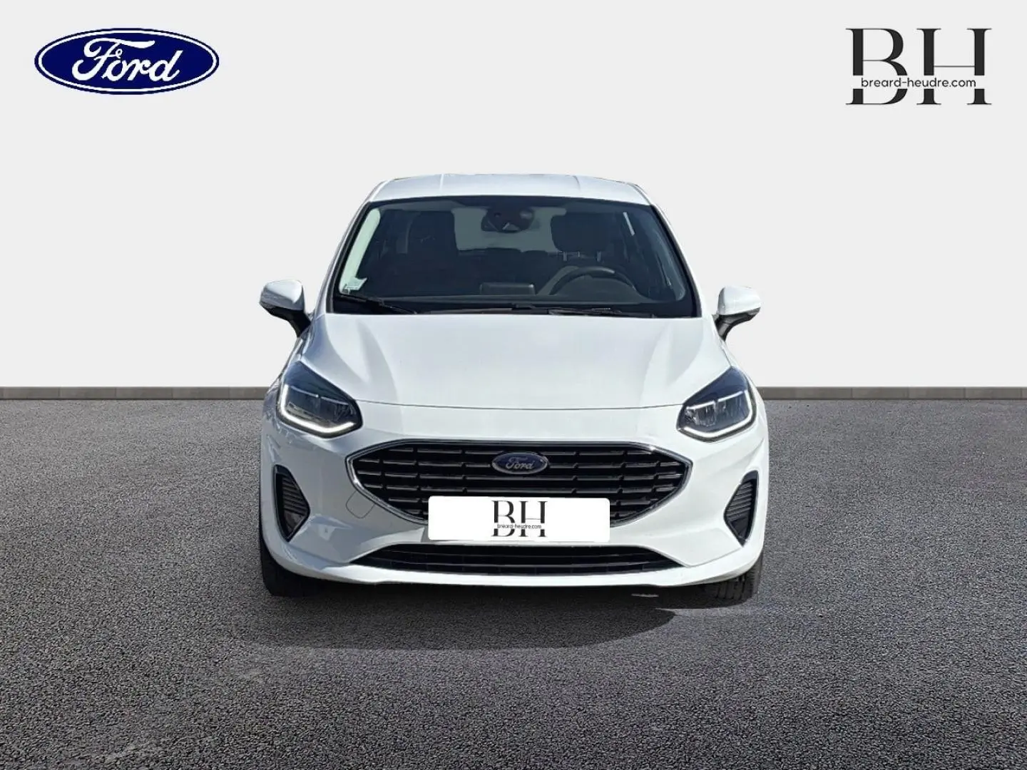 Vue avant d'une Ford Fiesta blanc glacier 2023 avec calandre noire et phares LED distinctifs.