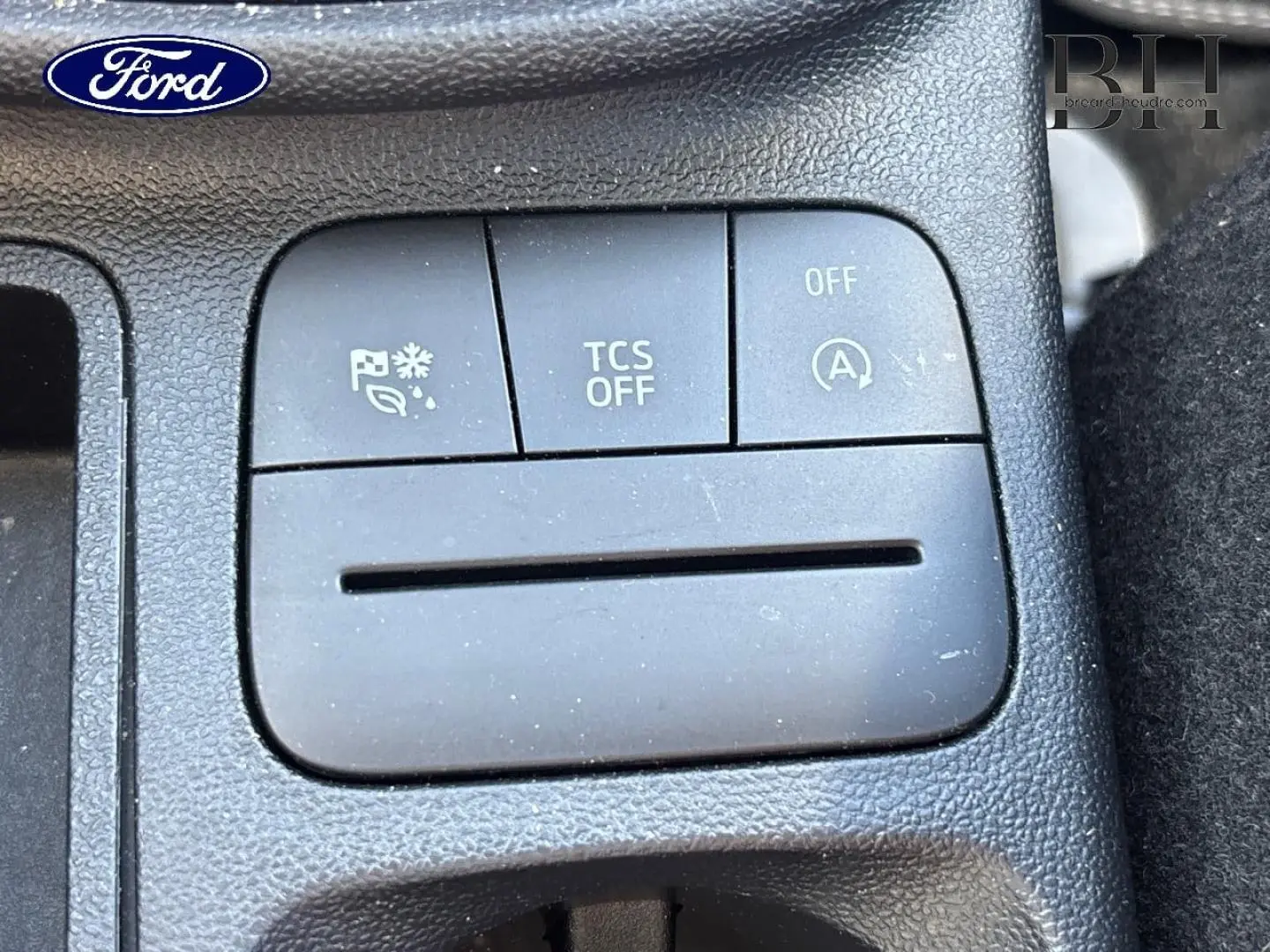 Gros plan sur les boutons de commande noirs du tableau de bord de la Ford Fiesta blanc glacier 2023.