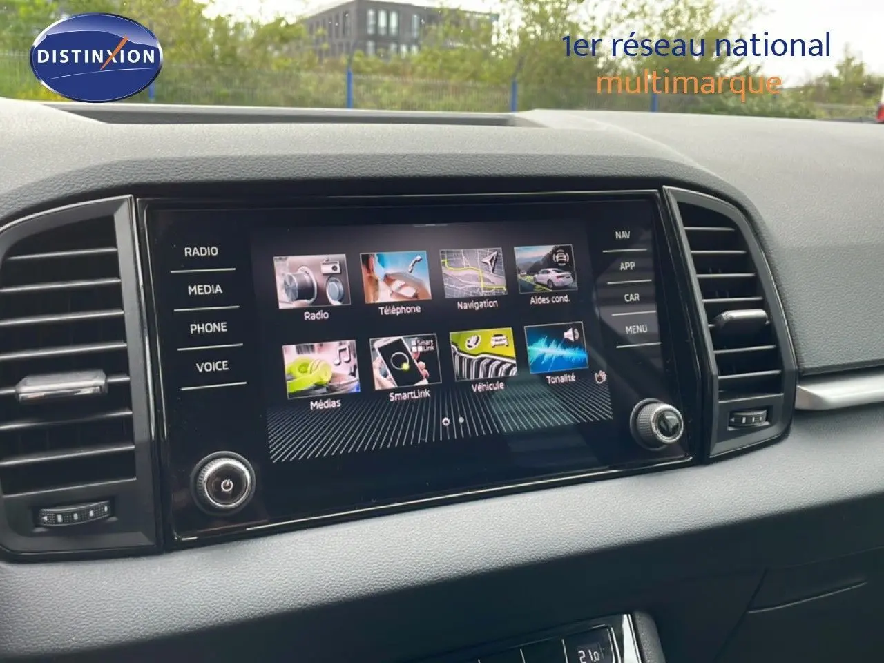 Vue rapprochée de l'écran tactile central noir du Skoda Karoq 2025, affichant les options multimédia et navigation.