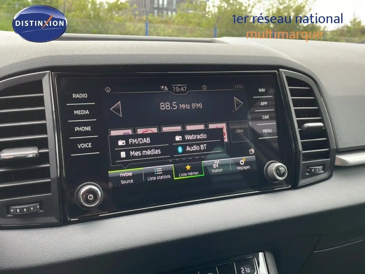 Écran tactile multimédia central du Skoda Karoq 2025 avec interface radio FM/DAB et commandes tactiles.