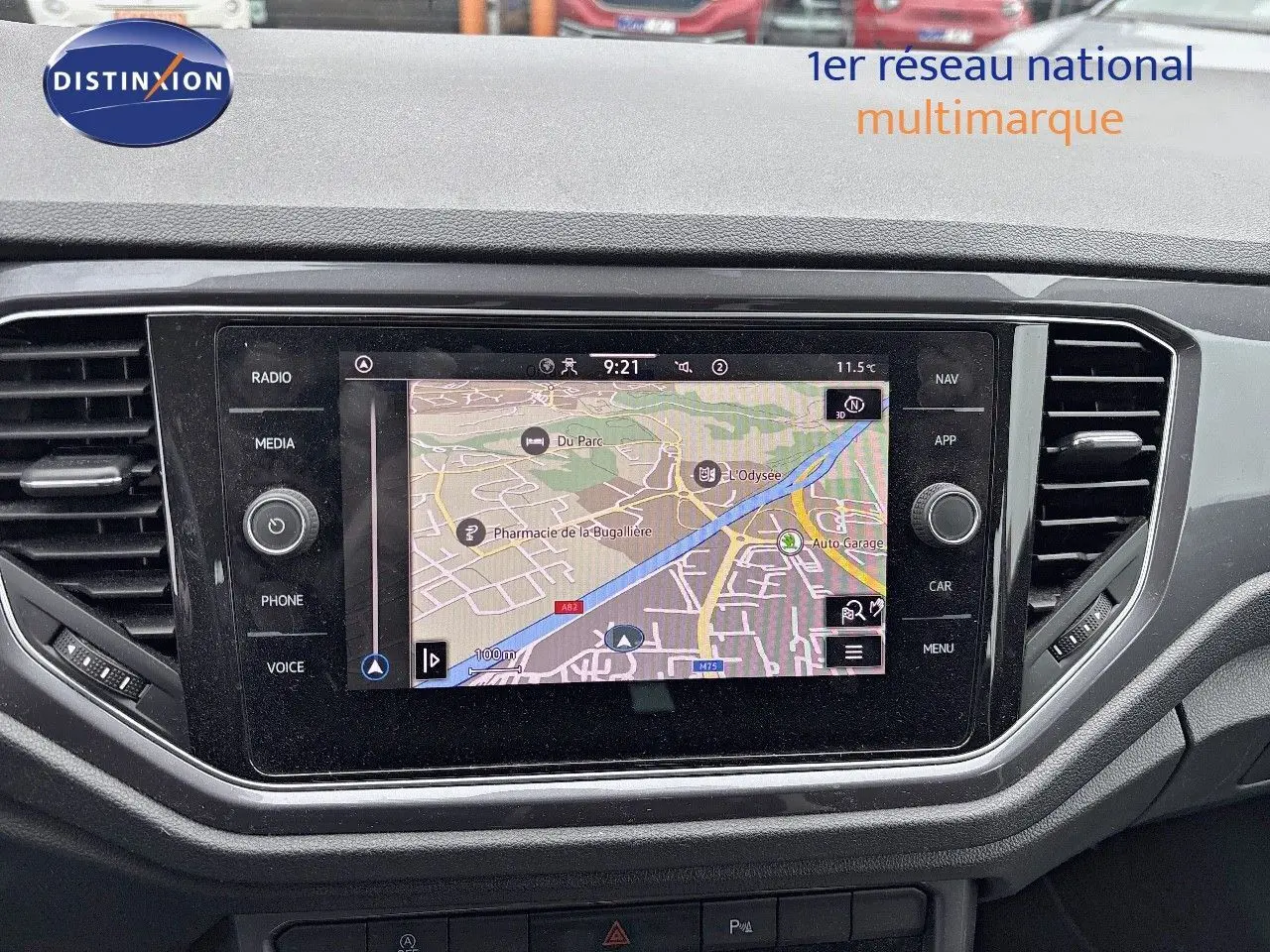 Écran tactile central du Volkswagen T-Roc blanc argenté 2021 affichant la navigation GPS en intérieur.