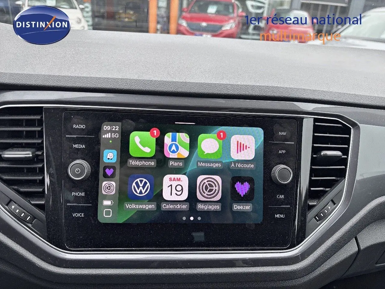 Écran tactile central du tableau de bord du Volkswagen T-Roc 1.5 TSI blanc, affichant les applications connectées.