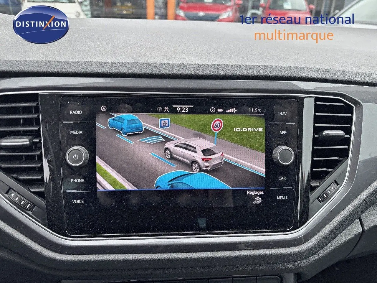 Écran central du Volkswagen T-Roc 2021 montrant l'aide à la conduite avec représentation graphique du véhicule en blanc argenté.