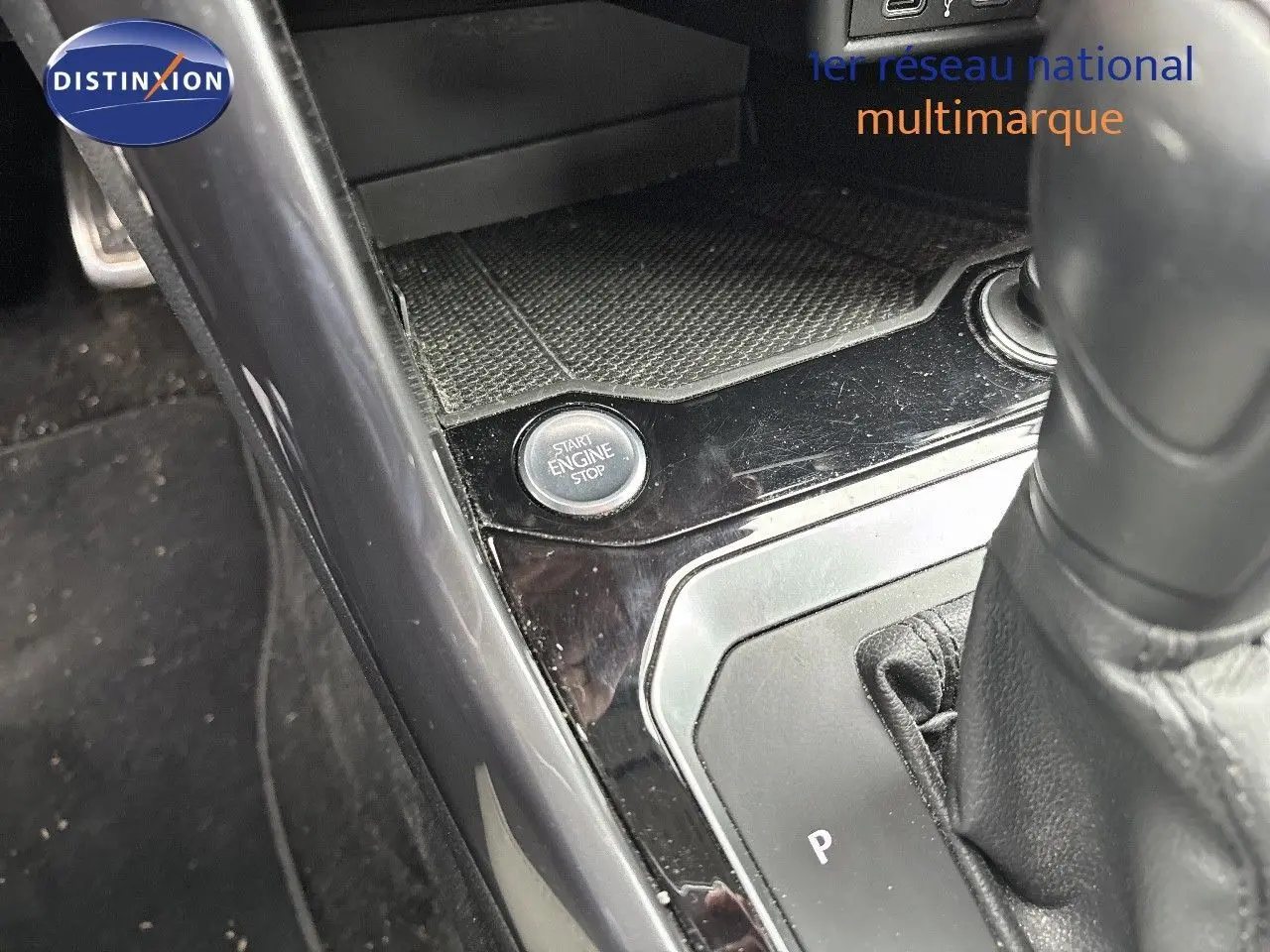 Détail de la console centrale avec bouton start/stop et levier de vitesse de la Volkswagen T-Roc blanche.
