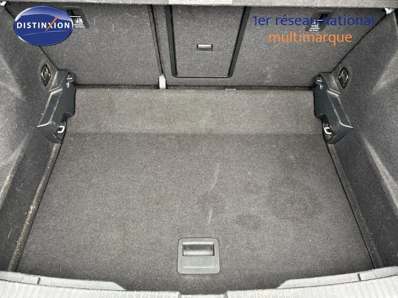 Coffre spacieux et propre du Volkswagen T-Roc 1.5 TSI 2021, vue intérieure arrière sans chargement visible.