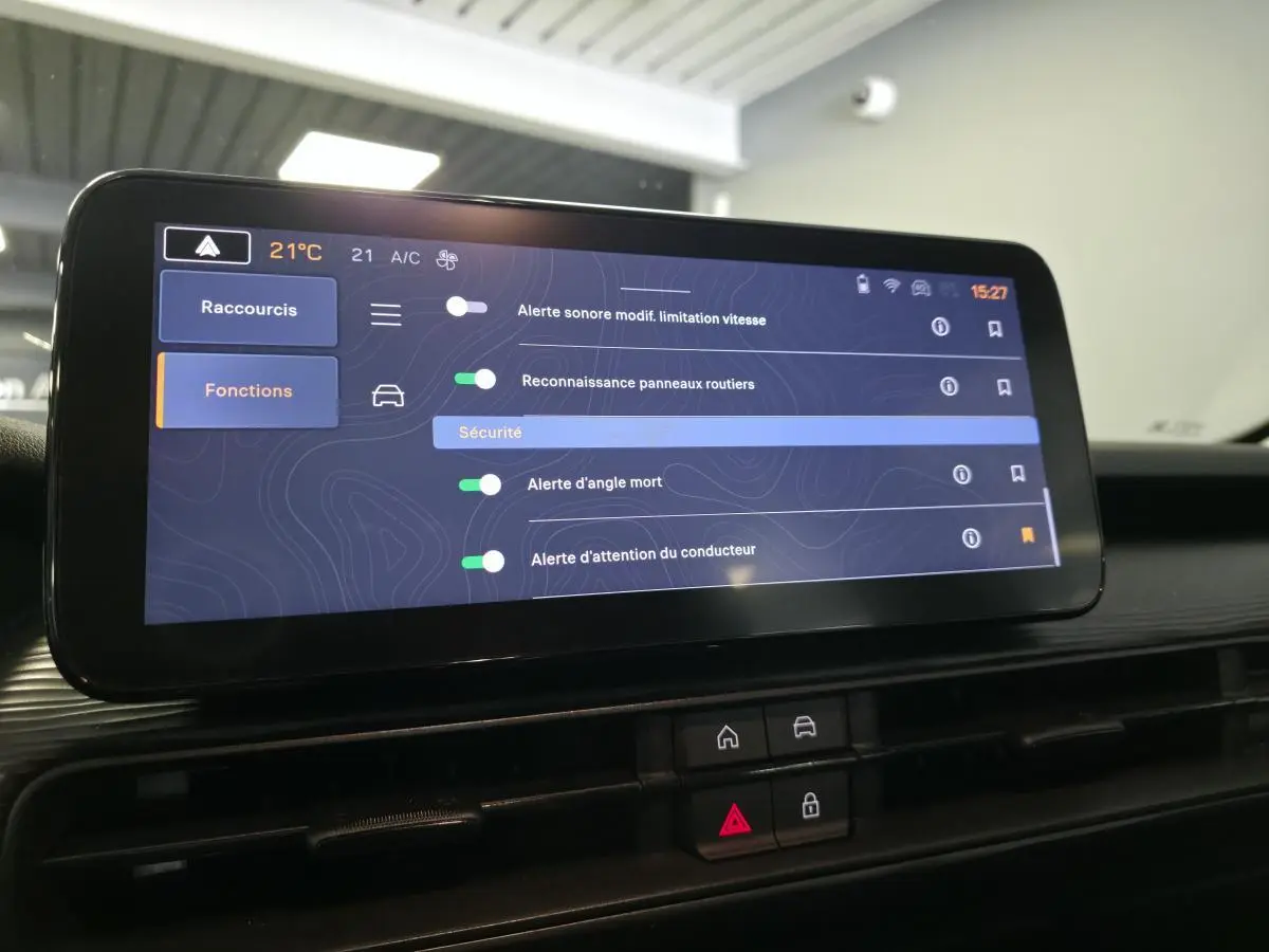 Écran tactile central du tableau de bord du Jeep Avenger 2024 affichant les réglages d'alerte sécurité.