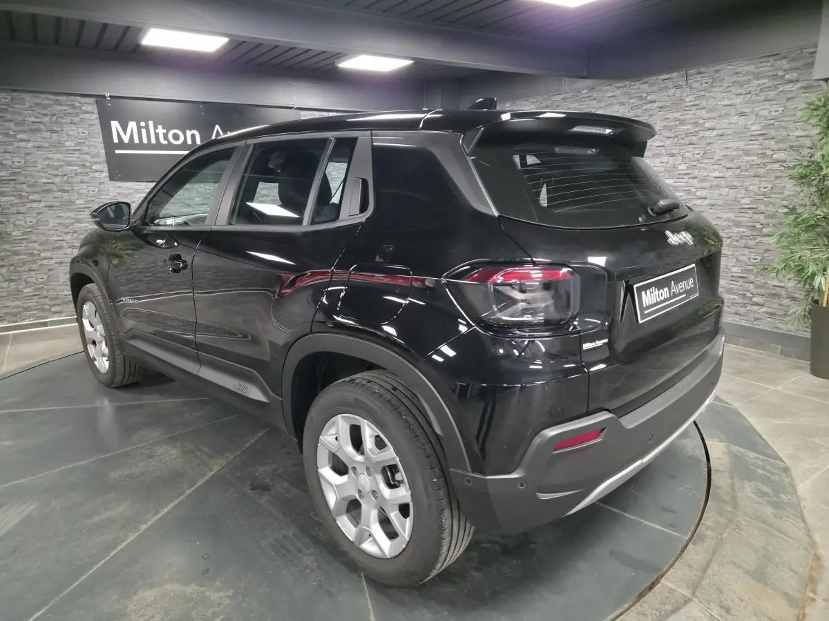 Jeep Avenger noir vu en 3/4 arrière droit, avec jantes alliage 17 pouces et coques de rétroviseurs Gloss Black.