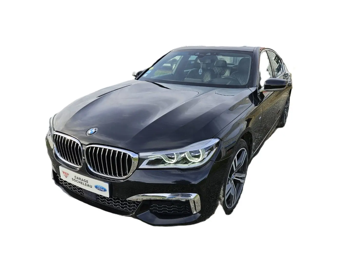 BMW Série 7 G11 noire vue en 3/4 avant droit, avec phares LED et calandre chromée distinctive M Sport.