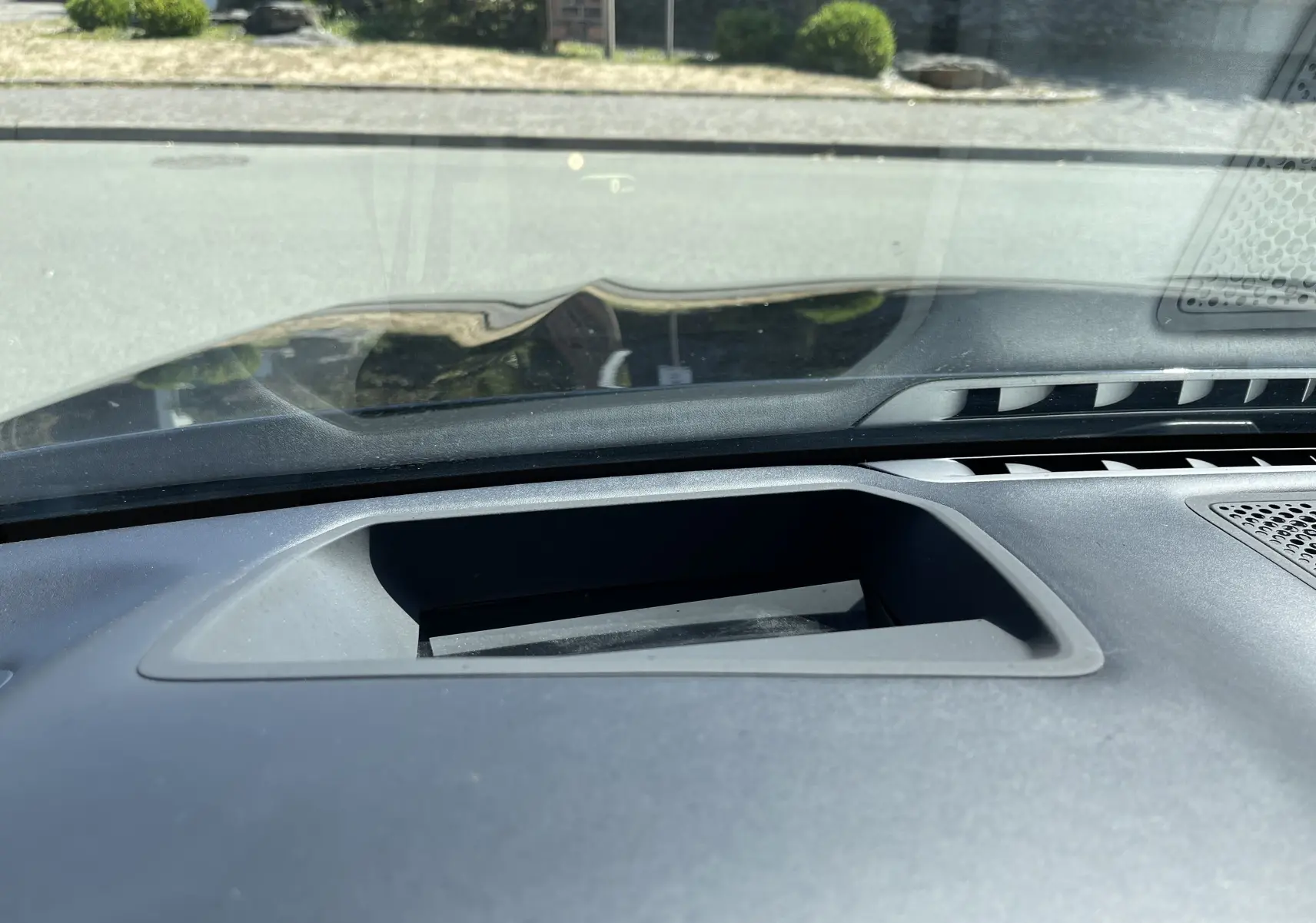 Détail du tableau de bord noir de la BMW Série 7 G11 730 XDA M Sport 2015, avec ouverture pour affichage tête haute.