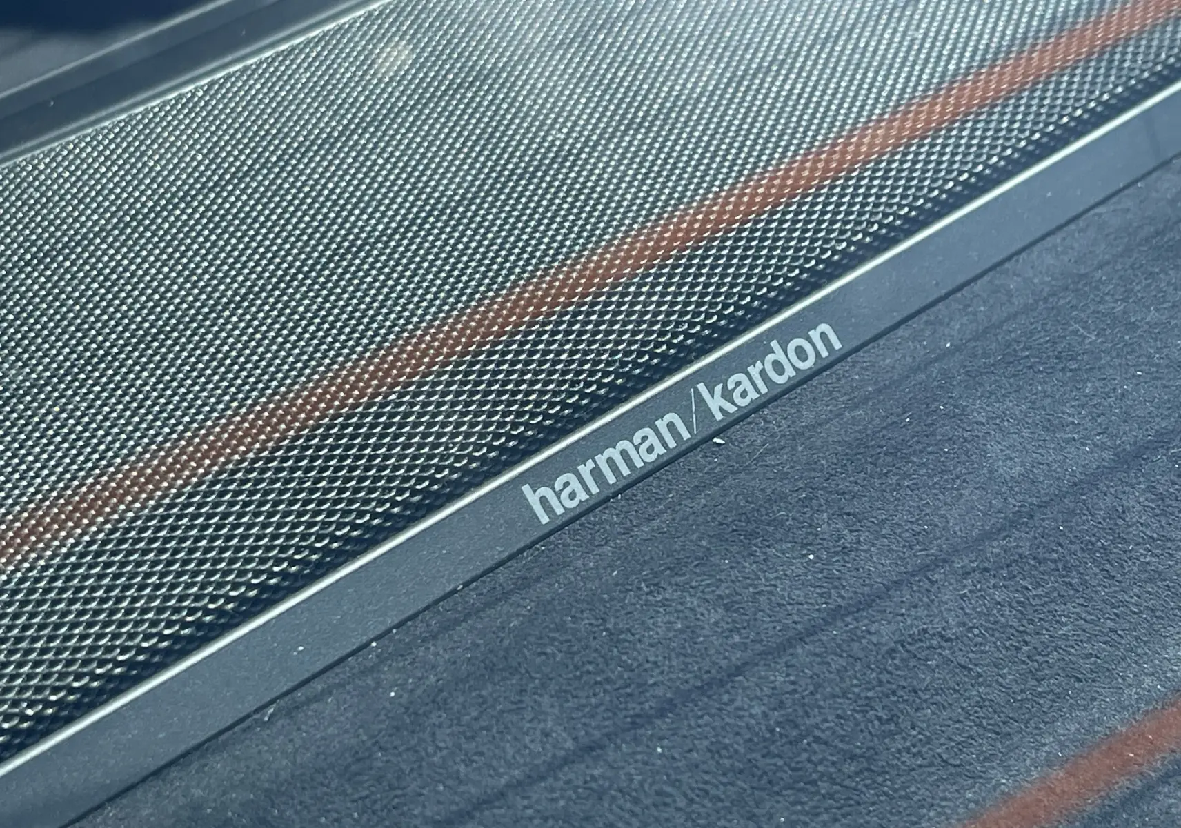 Gros plan sur le haut-parleur Harman Kardon intégré à l'intérieur de la BMW Série 7 noire 730 XDA M Sport 2015.