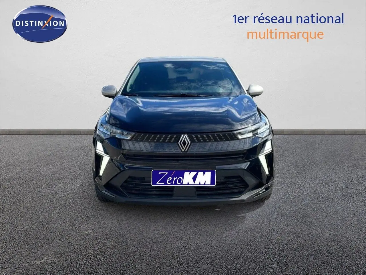 Vue avant d'un Renault Captur noir étoile métal avec toit gris, mettant en valeur ses phares LED et sa calandre moderne.