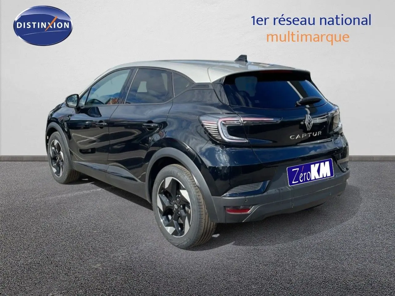 Vue 3/4 arrière droite d'un Renault Captur E-Tech hybride noir étoile avec toit gris, roues 18 pouces et feux LED distinctifs.