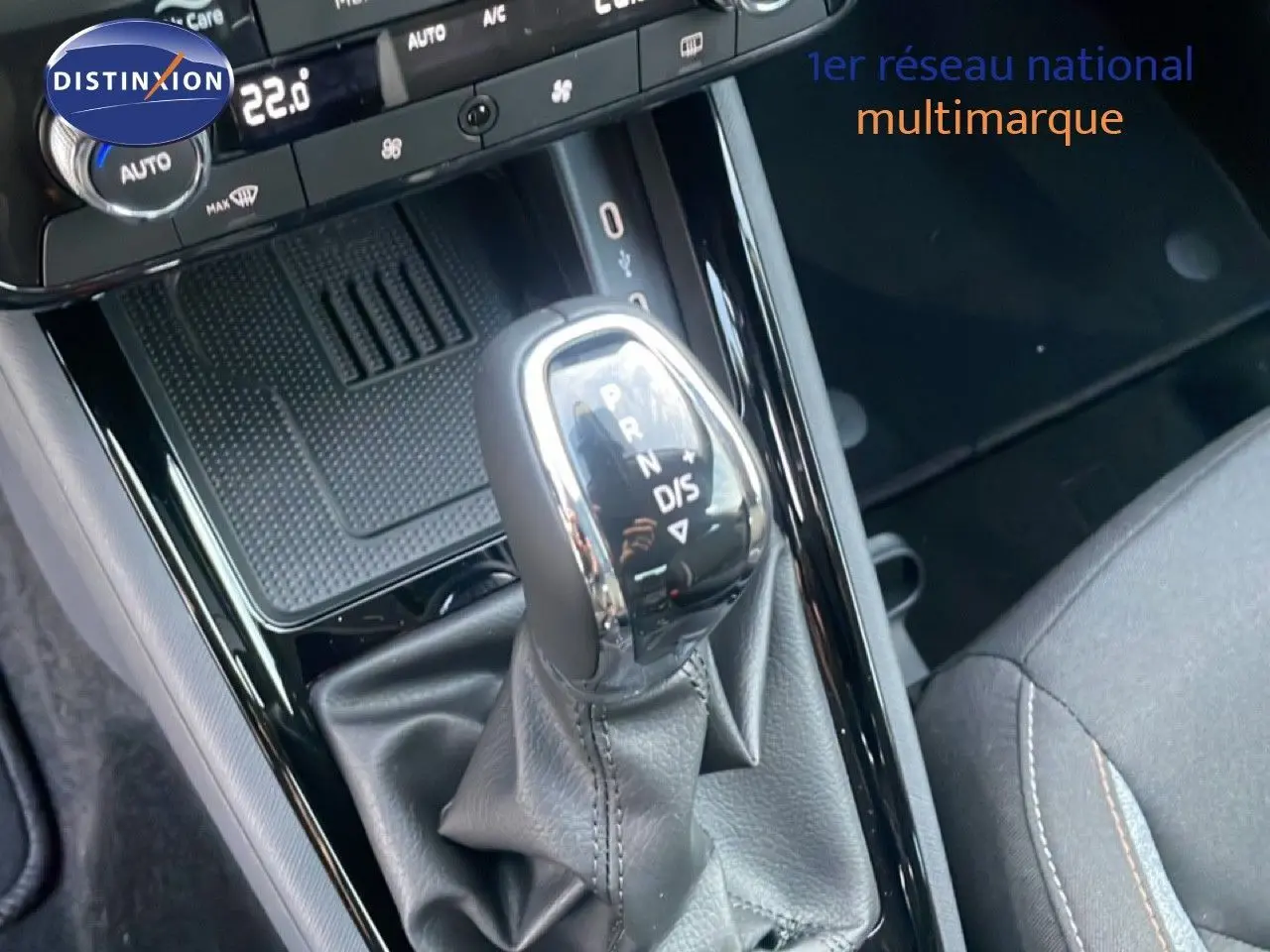 Le levier de vitesse automatique de la Skoda Kamiq gris argent, vu en gros plan depuis l'avant intérieur.