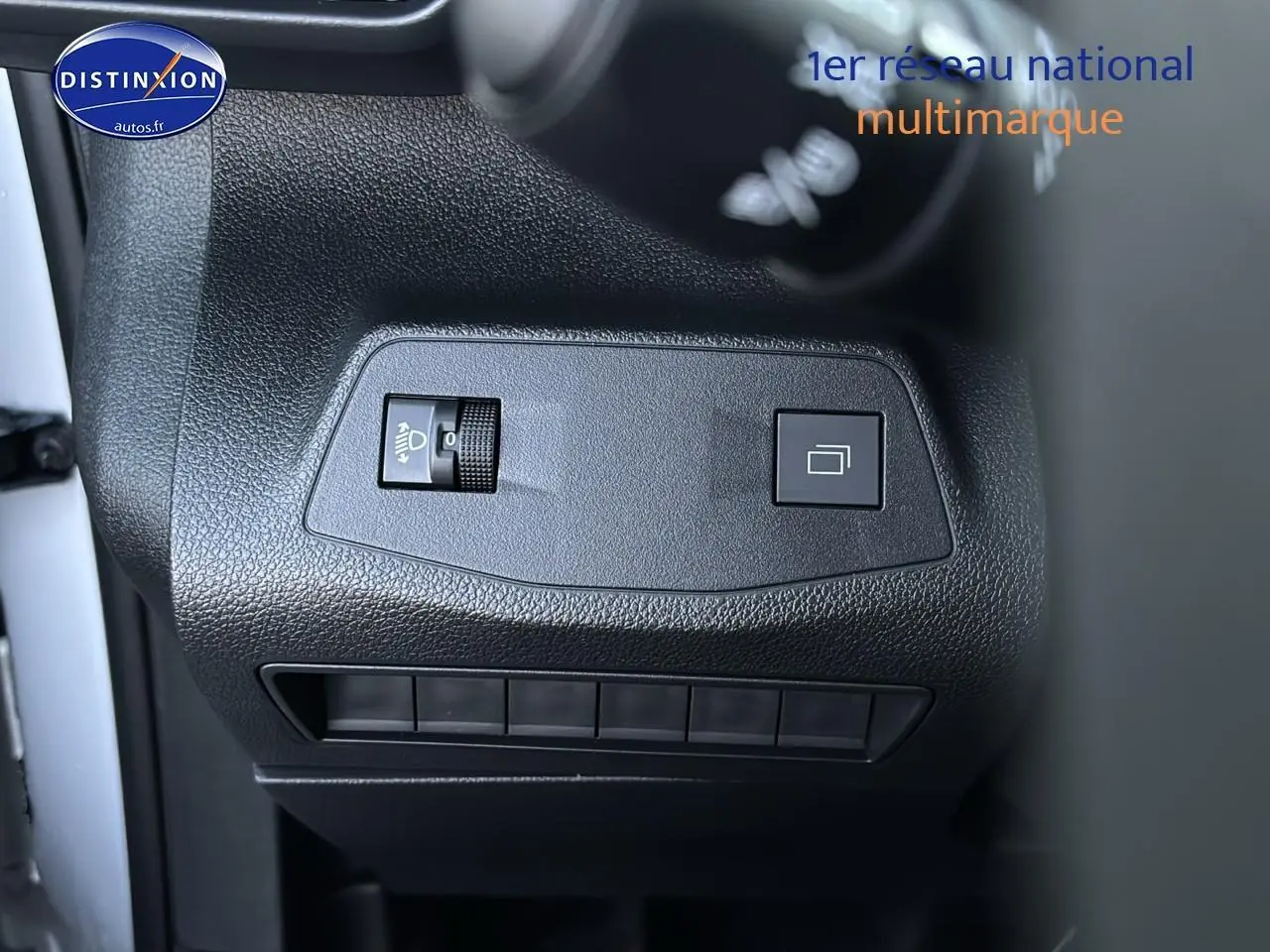 Détail du tableau de bord côté gauche du Citroën Berlingo Fourgon blanc 2025 avec commandes d’éclairage et réglage.