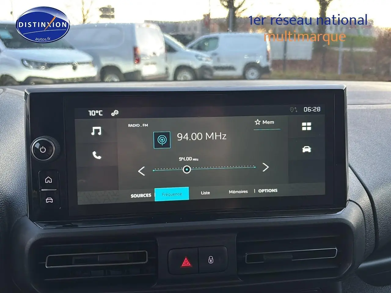 Vue avant intérieure sur l’écran tactile multimédia du Citroën Berlingo Fourgon blanc 2025 affichant une fréquence radio FM.