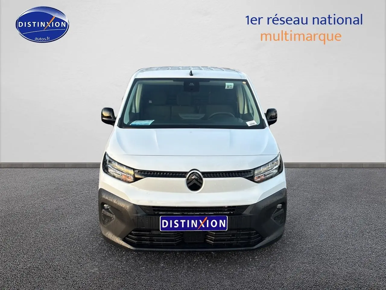 Vue avant d'un Citroën Berlingo Fourgon blanc 2025 avec pare-chocs noir et logo Citroën bien visible.