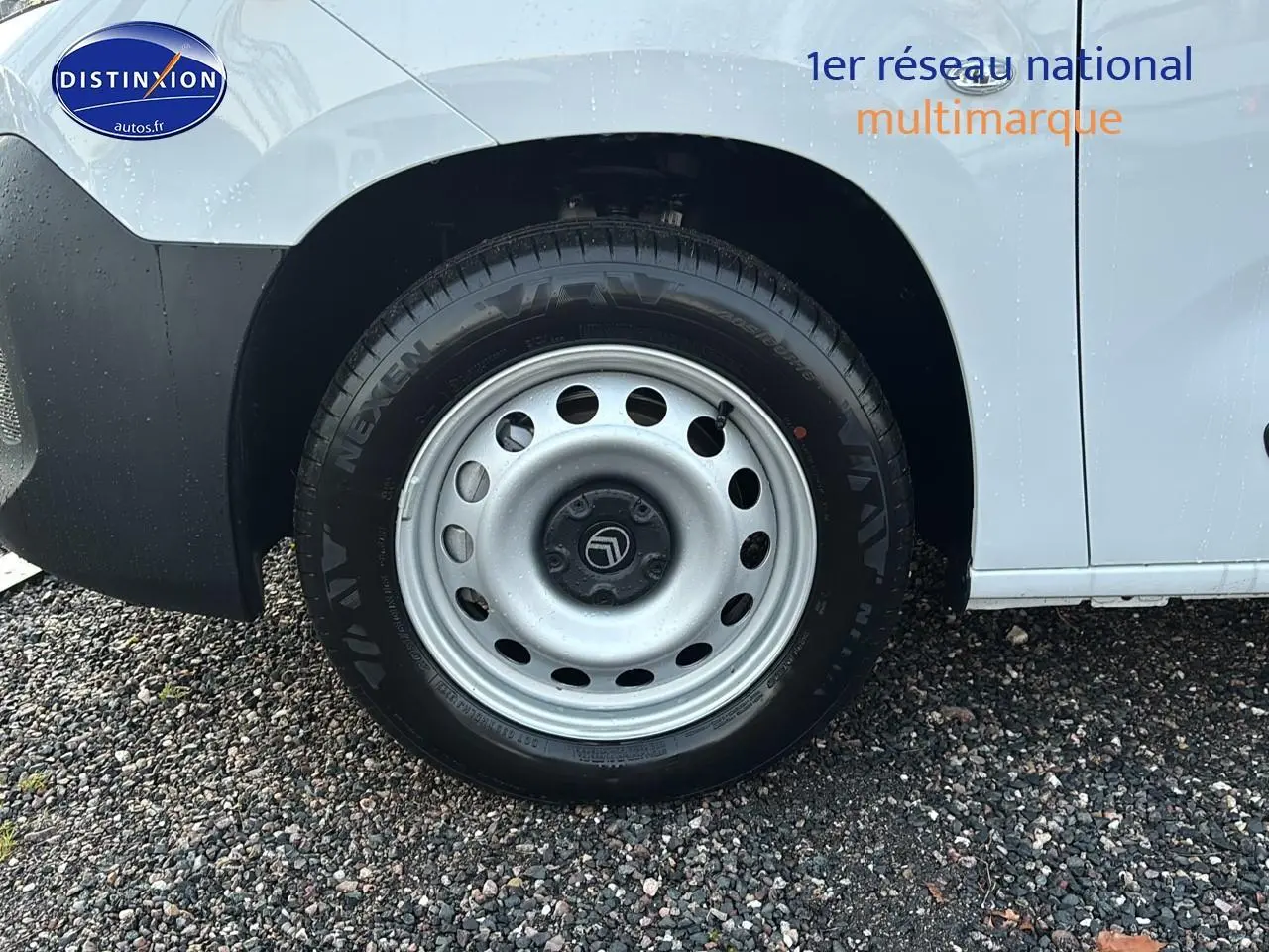 Gros plan sur la roue arrière gauche du Citroën Berlingo Fourgon blanc, avec jante acier et pneu Nexen.