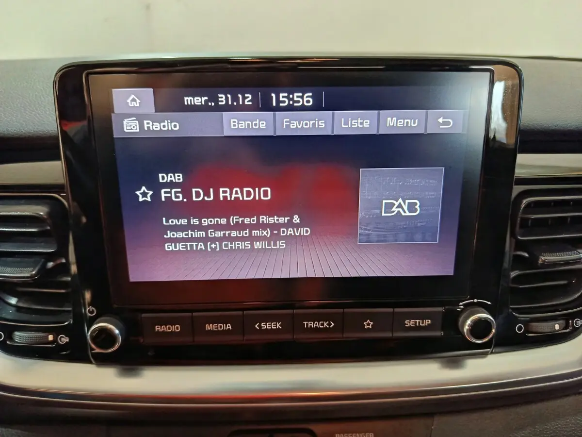 Écran tactile central du tableau de bord du KIA STONIC gris clair 2022 affichant une radio numérique DAB.