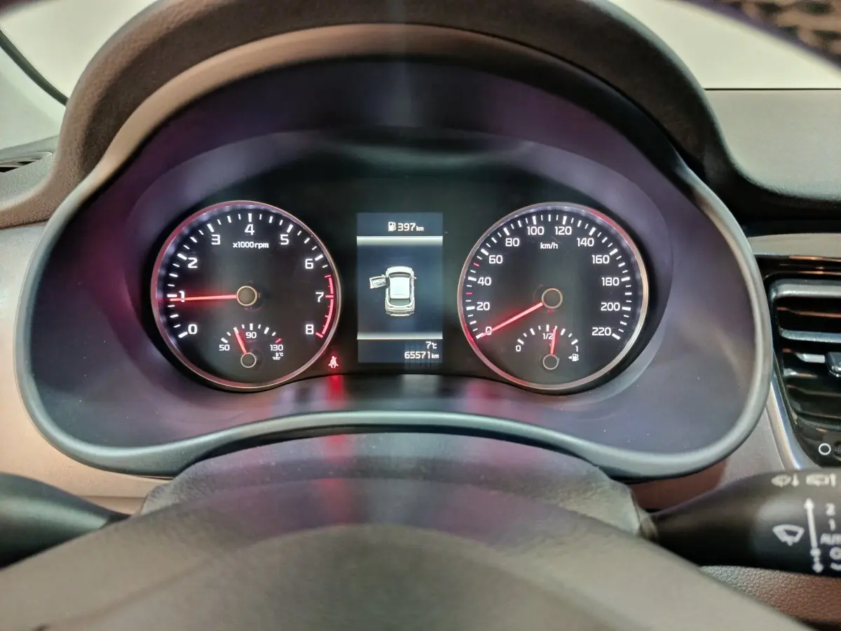 Vue rapprochée du tableau de bord du Kia Stonic 2022 avec compte-tours, compteur de vitesse et écran multifonctions affichant 7°C.