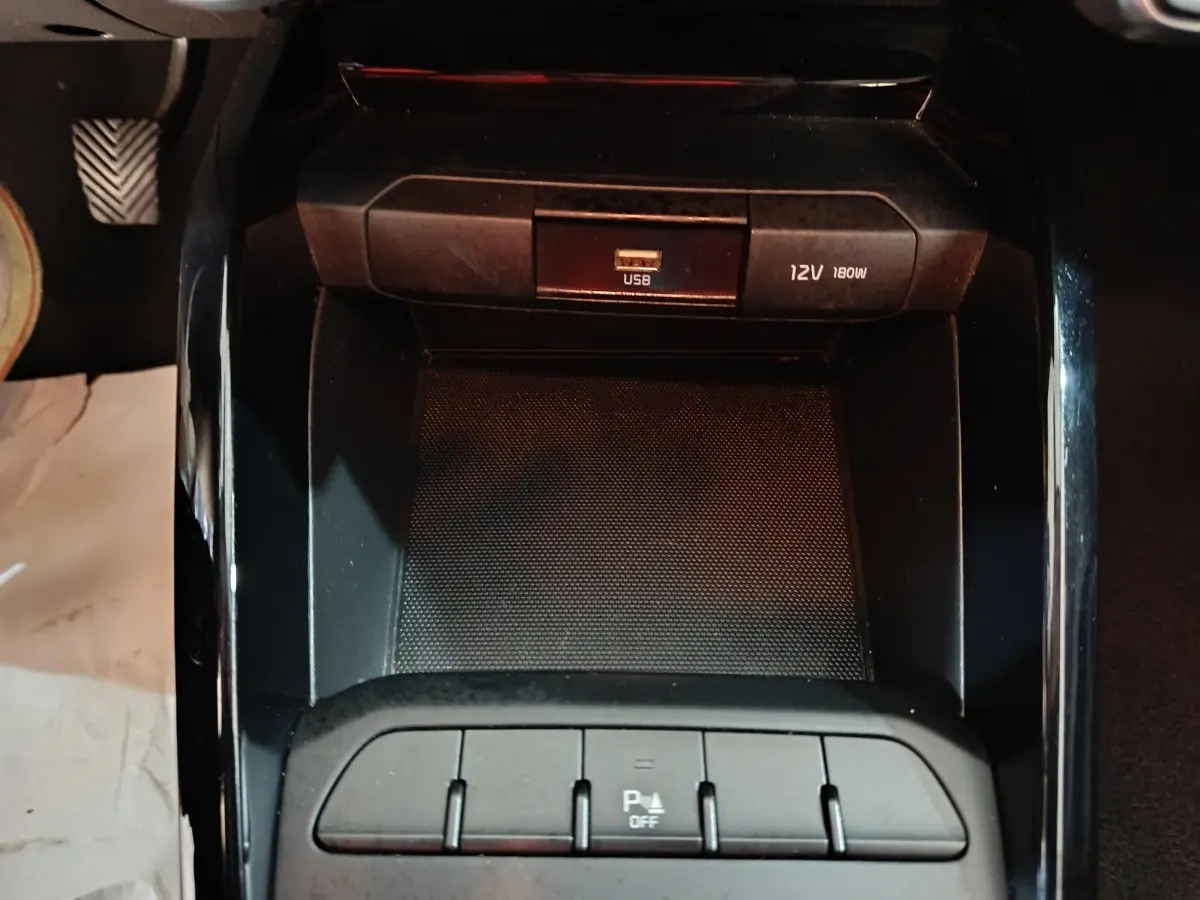 Gros plan sur la console centrale noire avec prise USB et port 12V du Kia Stonic 1.0 T-GDI 2022.