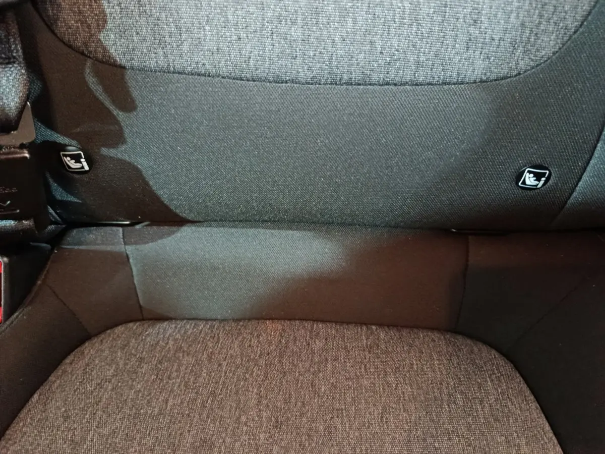 Gros plan sur la banquette arrière en tissu gris foncé du Kia Stonic 2022, avec fixation Isofix visible.