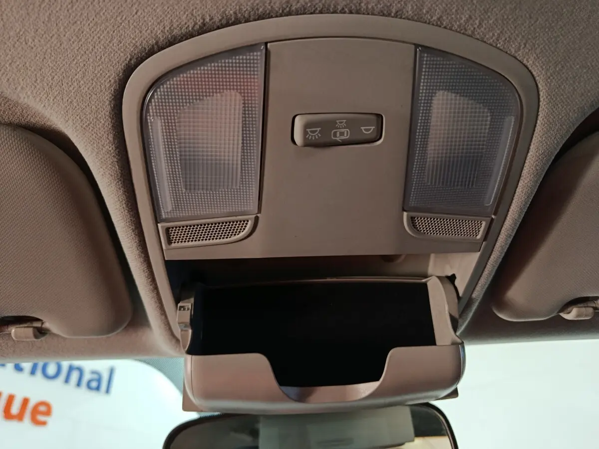 Vue intérieure en plongée du rangement lunettes ouvert et des plafonniers gris clair dans une KIA STONIC 1.0 T-GDI 100 URBAN 2022.