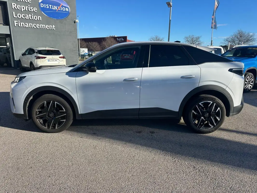 Vue de profil côté gauche d’un Peugeot 3008 Hybrid blanc 2025 avec jantes alliage noires de 19 pouces.