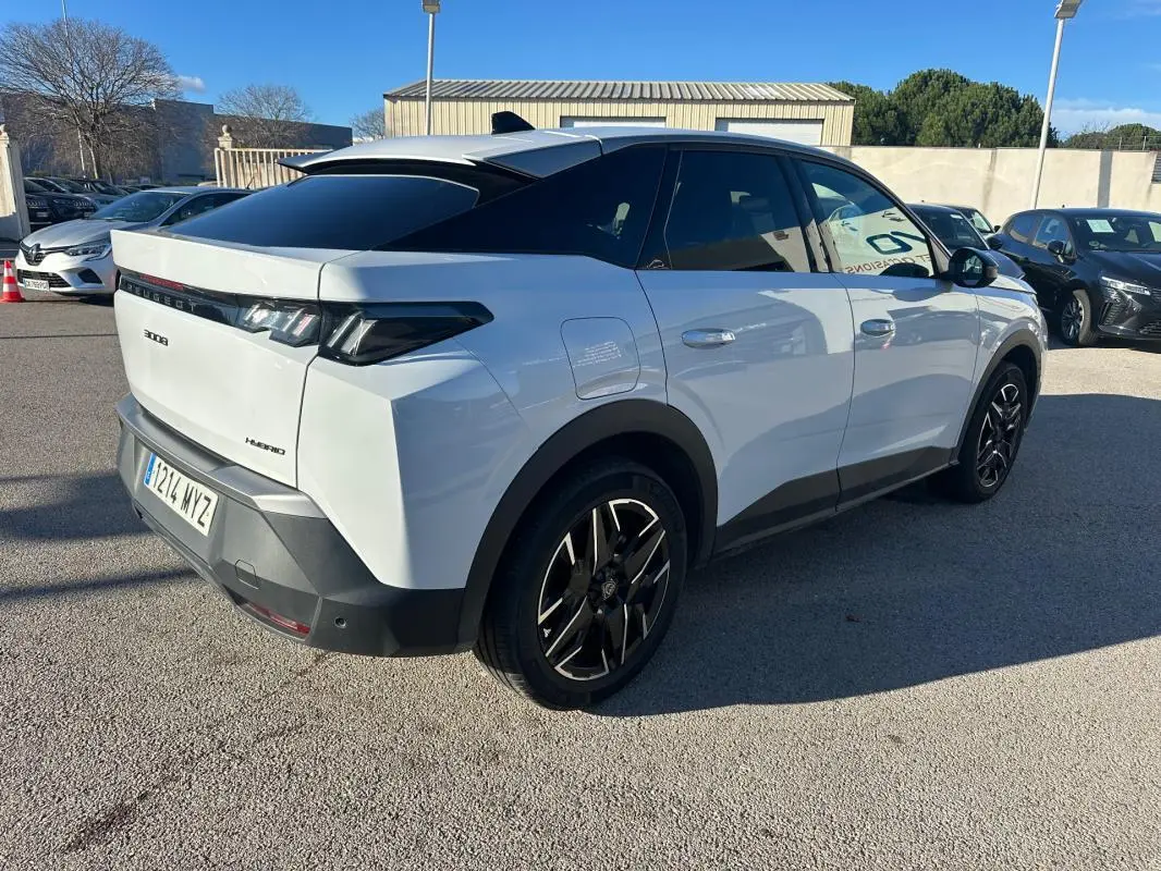 Peugeot 3008 Hybrid blanc en 3/4 arrière droit, jantes alliage noires 19 pouces et toit noir contrasté.